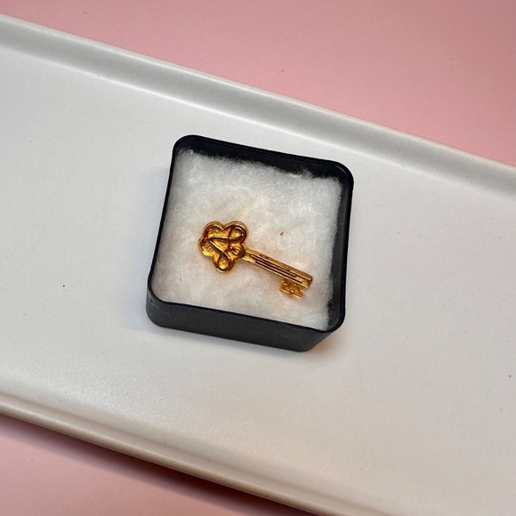 Vintage Avon Gold-Tone Key Brooch Pin in Original Box - Picture 2 of 3